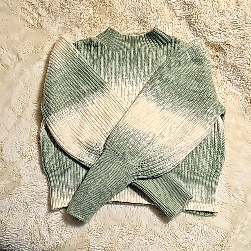 Knit puffy sleeved sweater